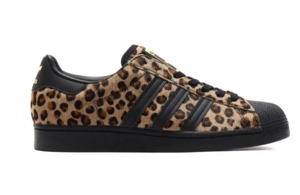 Sepatu sneakers dengan motif animal print